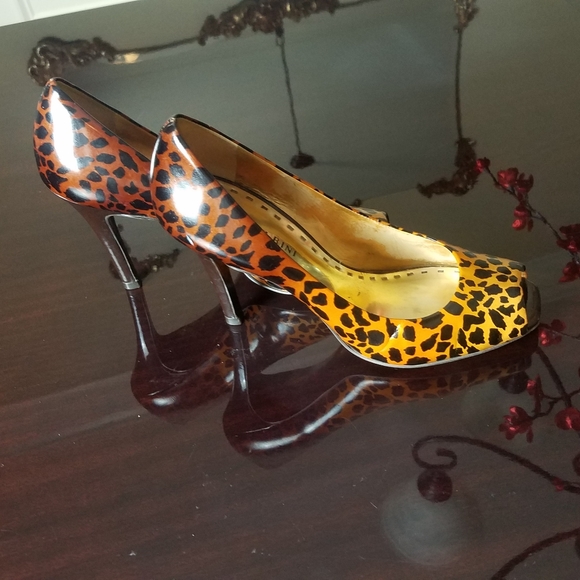 Gianni Bini Cheetah print Peeptoe leather heels - Picture 4 of 10